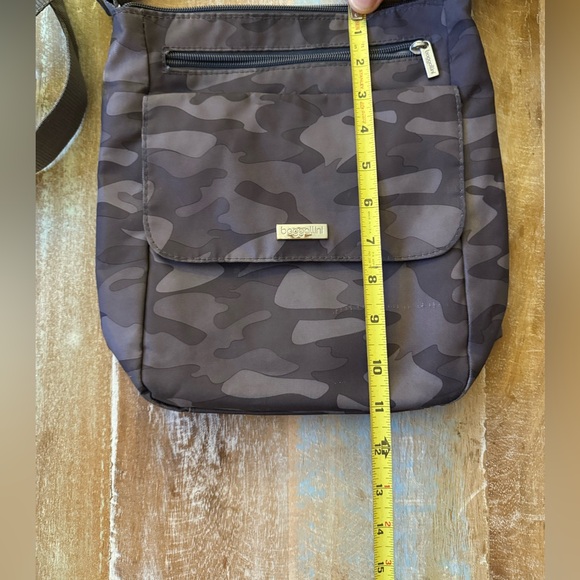 Baggallini Charcoal Camouflage Cross Body Bag - Picture 6 of 7